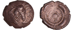 France - Aquitaine - Drachme imitation de Rhodé (240-220 av. J.-C.)
A/ Tête casquée à gauche de Perséphone, avec boucles d'oreilles.
R/ Quatre dauph...