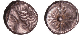 France - Aquitaine - Drachme imitation de Rhodé (240-220 av. J.-C.)
A/ Tête casquée à gauche de Perséphone, avec boucles d'oreilles.
R/ Quatre dauph...