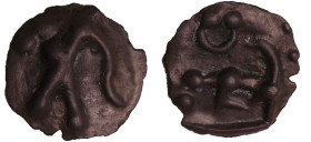 France - Eduens - Potin au mannequin et au taureau (60-50 av. J.-C.)
A/ Tête à gauche fortement dégénérée, le nez marqué et le cou bifide, une mèche ...