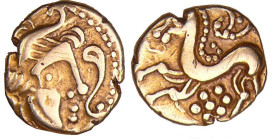 France - Parisii - Quart de statère d'or - Classe 2 (60-52 av. J.-C.)
A/ Tête stylisée à droite. 
R/ Cheval galopant à gauche.
TTB+
LT.-BN.7799-DT...