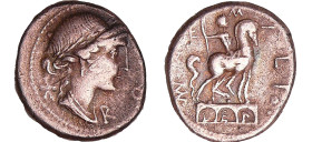 Aemilia - Denier (114-113 av. J.-C.)
A/ RO(MA) en monogramme. Buste lauré, diadémé et drapé de Rome à droite. Derrière, XVI en monogramme. 
R/ (MAN)...