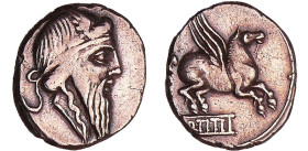 Titia - Denier (90 av. J.-C.)
A/ Anépigraphe. Tête de Mutinus Titinus à droite ; Il est barbu et coiffé d’un diadème ailé. 
R/ Q. TITI sur une base....