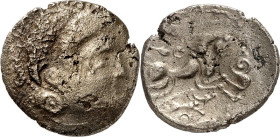 GALLIEN. 
CORIOSOLITES (in Aremorica). 
Bi-Stater 6,23g. Kopf n.r., Haar 3-wellig, mit Außenlocken; statt Ohr 3 Volutenlocken / Stilis. Pferd trabt ...