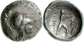 THESSALIEN. 
LAMIA. AE-Dichalkon 14mm ca.325/300 v.Chr. 1,33g. Athenakopf mit korinthischem Helm n.r. / MA LIEW N Philotektes steht n.r. schießt auf ...