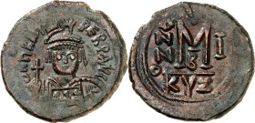 BYZANZ. 
MAURICIUS TIBERIUS 582-602. AE-Follis 29,5/32mm ("1"= 582/589) 12,50g, Kyzikus, 2. Off. Panzerbüste m. Helm, Schild, Kreuzkrone u. Kreuzglob...