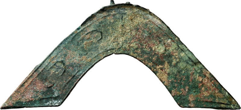 CHINA. 
Klang-Gerätegeld. 
CHINA. Bronze-Chungpi ("Brückengeld") ohne Dekor; m...