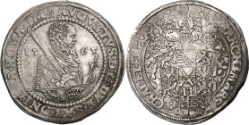 Sachsen, Albertinische Linie, nach 1547 Kurlinie. 
August 1553-1586. Taler 1565 Dresden. Geharn. Brustbild n. r. mit Schwert und Streitkolben über 2 ...