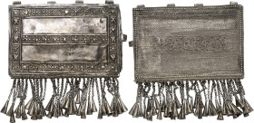BEHÄLTNISSE. 
ARABIEN (Jemen?) Beduinen-Gebetsbehälter mit kleinen kegelförmigen Halsketten-Anhängern (einige fehlen). Ag-ca.100x140x21mm, hoher Silb...