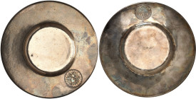 SCHMUCK u. SILBERTEILE. 
SCHMUCK u. SILBERTEILE. 
Kleiner Silberteller, wohl 1920er Jahre Dm 15,5 cm, mit 2-Mark-Stück d. Freien Hansestadt BREMEN (...