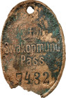 PRIVATNOTMÜNZEN UND/-MARKEN. 
Deutsch-Südwestafrika (Namibia). 
Passiermarke o.J. Swakopmund Pass (Nr. 7432), eins. Br 54x34mm. Ausweismarke für die...