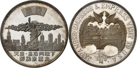 ÜBERSEE. 
JAPAN. 
Hirohito (Showa) 1926-1989. Medaille 1975 (o. Sign.) a. d. Staatsbesuch d. Kaiserpaares in den USA. Freiheitsstatue vor Skyline v....