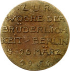 STÄDTE. 
DEUTSCHE STÄDTE. 
BERLIN. Medaille 1956 (v. K. Geldmacher) a.d. Woche der Brüderlichkeit. WO IST DEIN BRUDER Am Boden n.l. gewandt vorgebeu...