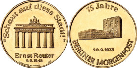 STÄDTE. 
DEUTSCHE STÄDTE. 
BERLIN. Goldmedaille 1973 (v. Krummacher, St. Augustin) auf 75 Jahre Berliner Morgenpost. Brandenburger Tor / Verlagsgebä...