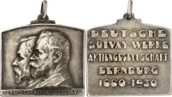 STÄDTE. 
DEUTSCHE STÄDTE. 
BERNBURG. Plakette 1930 (o. Sign.) Deutsche Solvay-Werke AG, 50 Jahre. Brb. v. Ernest u. Alfred Solvay n.l. / 5 Z. Widmun...