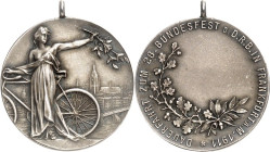 STÄDTE. 
DEUTSCHE STÄDTE. 
FRANKFURT am Main. Preismedaille 1911 (o. Sign.) a. d. Dauerfahrt z. 28. Bundesfest des D(eutschen R(adfahrer)B(undes. We...