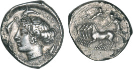 SICILE
Syracuse, (466-413) : Tétradrachme à la tête d'Aréthuse entourée de 4 dauphins - R/: Quadrige au galop à gauche, Niké couronnant les chevaux
...