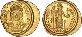 JUSTIN II (565-578)
Solidus : Buste imberbe de Justin II, tenant une Victoire sur un globe - R/: Constantinople assise de face tenant une lance & un ...
