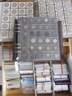 Alle Welt: Eine große Sammlung an Münzen (2 Alben) und Telefonkarten (1 Kofer). Münzen: Ein Album mit überwiegend ausländischen Kleinmünzen, teils Sil...