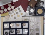 Alle Welt: Eine Sammlung diverser Münzen, Kursmünzensätzen und Medaillen. Dabei ein Album mit Kleinmünzen aus den USA, Frankreich, GB und der Schweiz ...