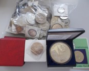 Alle Welt: Schiffe auf Münzen: Eine umfangreiche Sammlung an Münzen aus diversen Metallen auf welchen ein Schiff oder ein Boot abgebildet ist. Querbee...