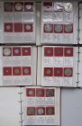 Alle Welt: FAO (Food and Agriculture Organization): 5 weinrote Original Alben (1-5) Deutsche Münze Braunschweig. Jedes voll mit 60 Münzen (Nr. 5 leide...