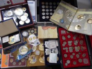 Alle Welt: Eine Sammlung an Münzen und Medaillen aus aller Welt aufbewahrt in 2 Koffern und mehreren Boxen, dabei viele Münzen aus Mauritius, auch 1 R...