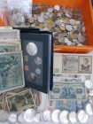 Alle Welt: Eine Sammlung an Weltmünzen (3,5 kg - teils mit kursgültigen Münzen), Silbermünzen und Medaillen (15 Stück) sowie Banknoten (über 100 Stück...