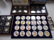 Vereinigte Staaten von Amerika: eine kleine Sammlung aus den USA, bestehend aus 24 x 1 OZ Silver Eagle coloriert, 3 KMS Indianerdollar sowie 3 Münzen ...