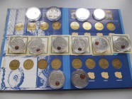 Polen: Eine Sammlung an diversen Gedenkmünzen aus Polen: Eine Mappe mit 32 x 2 Zloty Gedenkmünzen Historische Städte, 3 x 20 Zloty 2001/2003/2004, 1 x...