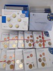 Deutschland: Eine Sammlung von Euro-KMS und 2 Euromünzen der BRD direkt aus Weiden. Dabei 10 x KMS 2002-2011 (je A-J), Box Euro-Umlaufmünzen der 12 Te...