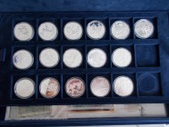 Griechenland: Ein Samtetui mit insgesammt 16 Silbermünzen zu den Olympischen Spielen 2004 in Athen. Davon 11 x 10 Euro aus Griechenland. Dazu noch ein...