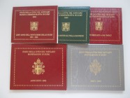 Vatikan: Kleine Sammlung von 3 x 2 Euro Gedenkmünze (2004,2005,2008) und 2 x Kursmünzensatz (2004,2006).
 [taxed under margin system]