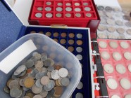 Deutschland: Eine Sammlung an diversen deutschen Münzen. Dabei Kleinmünzen aus dem Kaiserreich, auch ½ Mark und 1 Mark aus Silber, Münzen aus der Weim...