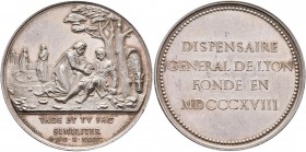 Medaillen alle Welt: Frankreich: Lot 5 Silbermedaillen, Lyon o. J. - Dispensaire General de Lyon fonde en 1818, 34 mm / Louis XV. 1715-1774. Silberjet...