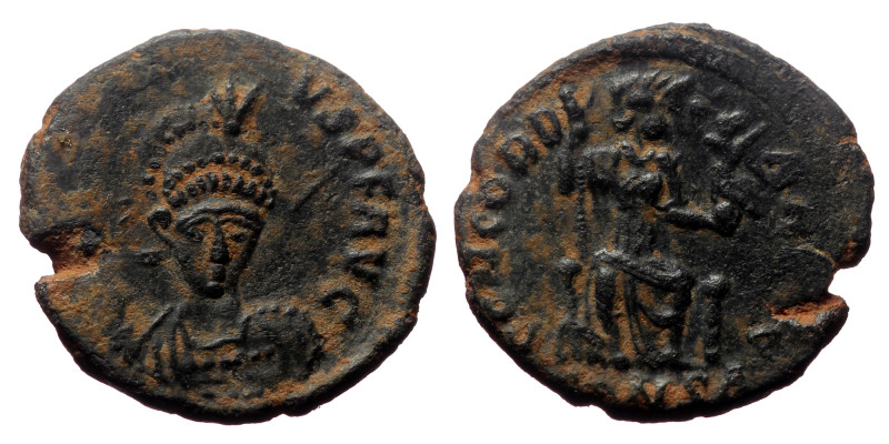 Arcadius (383-408) AE (Bronze, 2,60g, 17mm) Constantinople
Obv: D N ARCADIVS P F...