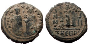 Phocas (602-610) AE follis (Bronze, 10,13g, 27mm) Theoupolis (Antioch) 
Obv: Phocas and Leontia standing facing; Phocas holding globus cruciger, Leont...