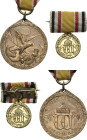 Orden des Deutschen Reiches
China-Denkmünze für Kämpfer Verliehen 1901. China-Denkmünze für Kämpfer am Band. Bronze, 36 x 32,5 mm, 17,5 g. Dazu: die ...