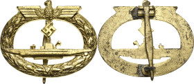 Orden des Dritten Reiches
U-Boot Kriegsabzeichen Verliehen 1939-1945. Buntmetall vergoldet. 48,5 x 38,5 mm, 20,83 g OEK 3920 Nimmergut 5322 Vorzüglic...