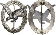 Orden des Dritten Reiches
Fliegerschützenabzeichen Verliehen 1942-1945. Ohne Blitzbündel. Hersteller "A", Feinzink, silbern getönt. 54 x 41,5 mm, 24,...