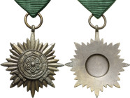 Orden des Dritten Reiches
Auszeichnung für Ausländer, Für Tapferkeit Typ 2 Verliehen 1942-1945. Kriegsmetall silberfarben. 40 x 44 mm, 15,3 g OEK 405...