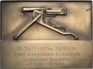 Regimente
 Einseitige Bronzegußplakette o.J. (graviert 1933). 12. (Mg)/1 (preuss.) Inf. Regts. ihrem scheidenden Kameraden. Im vertieften Rechteck Ma...