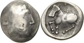 Ostkelten Makedonische Nachahmungen.
 Stater 2./1. Jhd. v. Chr Typ Sattelkopfpferd. Stilisierter Kopf mit Punktauge rechts / Reiter mit Oberkörper, d...