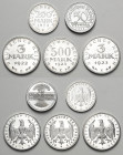 Weimarer Republik
Lot-5 Stück 50 Pfennig 1922 E. 3 Mark 1922 und 1923 E (J.303). 200 und 500 Mark 1923 E Leicht berührt, Polierte Platte