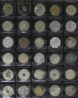 Lote 285 monedas. MONARQUÍA HISPÁNICA a MONEDA EXTRANJERA. AE, AR, Al, Latón. Restos finales de colección. Contiene moneda española y extranjera. Dest...