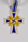 3. Reich Zivile Auszeichnungen
 Ehrenkreuz der Deutschen Mutter, 1. Stufe, 2. Form, 16. Dezember 1938, in Gold, am Band, im Originaletui, auf Etuifut...