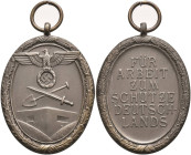 3. Reich Zivile Auszeichnungen
 Deutsches Schutzwall-Ehrenzeichen, Bronze oxidiert, OEK 3520, in original Verleihungstüte, Verleihungstüte rückseitig...