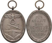 3. Reich Zivile Auszeichnungen
 Deutsches Schutzwall-Ehrenzeichen, Bronze oxidiert, OEK 3520, in original Verleihungstüte, Verleihungstüte rückseitig...