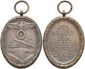 3. Reich Zivile Auszeichnungen
 Deutsches Schutzwall-Ehrenzeichen, Bronze oxidiert, OEK 3520, in original Verleihungstüte, Verleihungstüte rückseitig...