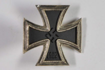 Allg. militärische Auszeichnungen 2. Weltkrieg
 Eisernes Kreuz 1939 1. Klasse, magnetisch, flach, OEK 3822/4, im schwarzen LDO-Etui mit schwarzer Sam...