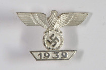 Allg. militärische Auszeichnungen 2. Weltkrieg
 Wiederholungsspange 1939 zum Eisernen Kreuz 1. Klasse, 2. Form, Buntmetall versilbert, OEK 3823/1, im...